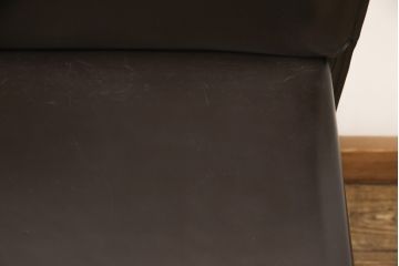 中古　イタリア　Enrico Pellizzoni(エンリコペリッツォーニ)　モダンでスタイリッシュな空間づくりにおすすめのダークカラーの本革チェア(椅子)(R-050327)