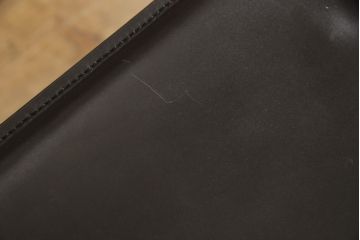 中古　イタリア　Enrico Pellizzoni(エンリコペリッツォーニ)　モダンでスタイリッシュな空間づくりにおすすめのダークカラーの本革チェア(椅子)(R-050327)