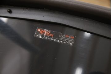 中古　イタリア　Enrico Pellizzoni(エンリコペリッツォーニ)　モダンでスタイリッシュな空間づくりにおすすめのダークカラーの本革チェア(椅子)(R-050327)