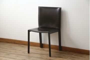 中古　イタリア　Enrico Pellizzoni(エンリコペリッツォーニ)　モダンでスタイリッシュな空間づくりにおすすめのダークカラーの本革チェア(椅子)(R-050328)