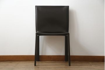 中古　イタリア　Enrico Pellizzoni(エンリコペリッツォーニ)　モダンでスタイリッシュな空間づくりにおすすめのダークカラーの本革チェア(椅子)(R-050328)