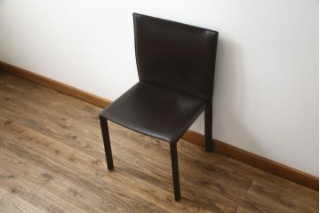 中古　イタリア　Enrico Pellizzoni(エンリコペリッツォーニ)　モダンでスタイリッシュな空間づくりにおすすめのダークカラーの本革チェア(椅子)(R-050328)