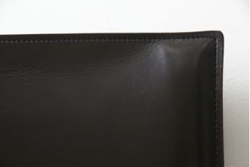 中古　イタリア　Enrico Pellizzoni(エンリコペリッツォーニ)　モダンでスタイリッシュな空間づくりにおすすめのダークカラーの本革チェア(椅子)(R-050328)