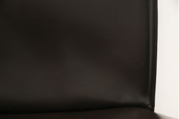中古　イタリア　Enrico Pellizzoni(エンリコペリッツォーニ)　モダンでスタイリッシュな空間づくりにおすすめのダークカラーの本革チェア(椅子)(R-050328)