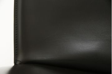 中古　イタリア　Enrico Pellizzoni(エンリコペリッツォーニ)　モダンでスタイリッシュな空間づくりにおすすめのダークカラーの本革チェア(椅子)(R-050328)