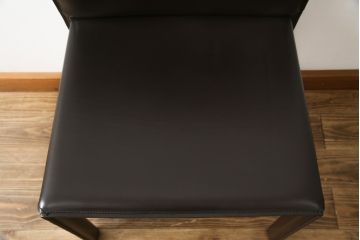 中古　イタリア　Enrico Pellizzoni(エンリコペリッツォーニ)　モダンでスタイリッシュな空間づくりにおすすめのダークカラーの本革チェア(椅子)(R-050328)
