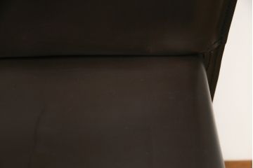 中古　イタリア　Enrico Pellizzoni(エンリコペリッツォーニ)　モダンでスタイリッシュな空間づくりにおすすめのダークカラーの本革チェア(椅子)(R-050328)