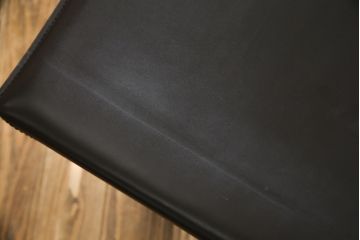 中古　イタリア　Enrico Pellizzoni(エンリコペリッツォーニ)　モダンでスタイリッシュな空間づくりにおすすめのダークカラーの本革チェア(椅子)(R-050328)