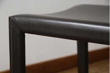 中古　イタリア　Enrico Pellizzoni(エンリコペリッツォーニ)　モダンでスタイリッシュな空間づくりにおすすめのダークカラーの本革チェア(椅子)(R-050328)