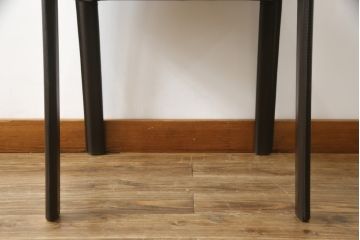 中古　イタリア　Enrico Pellizzoni(エンリコペリッツォーニ)　モダンでスタイリッシュな空間づくりにおすすめのダークカラーの本革チェア(椅子)(R-050328)