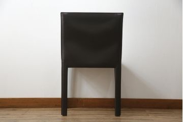 中古　イタリア　Enrico Pellizzoni(エンリコペリッツォーニ)　モダンでスタイリッシュな空間づくりにおすすめのダークカラーの本革チェア(椅子)(R-050328)