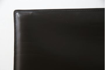 中古　イタリア　Enrico Pellizzoni(エンリコペリッツォーニ)　モダンでスタイリッシュな空間づくりにおすすめのダークカラーの本革チェア(椅子)(R-050328)