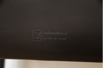 中古　イタリア　Enrico Pellizzoni(エンリコペリッツォーニ)　モダンでスタイリッシュな空間づくりにおすすめのダークカラーの本革チェア(椅子)(R-050328)