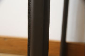 中古　イタリア　Enrico Pellizzoni(エンリコペリッツォーニ)　モダンでスタイリッシュな空間づくりにおすすめのダークカラーの本革チェア(椅子)(R-050328)