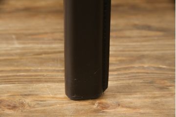 中古　イタリア　Enrico Pellizzoni(エンリコペリッツォーニ)　モダンでスタイリッシュな空間づくりにおすすめのダークカラーの本革チェア(椅子)(R-050328)