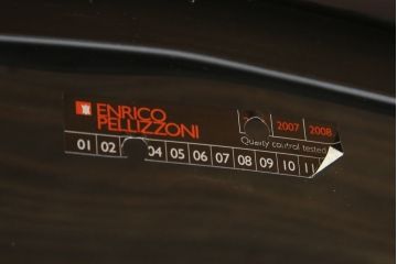中古　イタリア　Enrico Pellizzoni(エンリコペリッツォーニ)　モダンでスタイリッシュな空間づくりにおすすめのダークカラーの本革チェア(椅子)(R-050328)