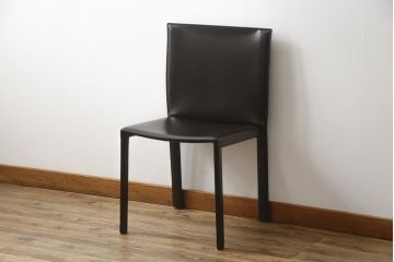 中古　イタリア　Enrico Pellizzoni(エンリコペリッツォーニ)　モダンでスタイリッシュな空間づくりにおすすめのダークカラーの本革チェア(椅子)(R-050329)