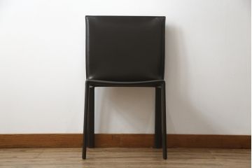 中古　イタリア　Enrico Pellizzoni(エンリコペリッツォーニ)　モダンでスタイリッシュな空間づくりにおすすめのダークカラーの本革チェア(椅子)(R-050329)