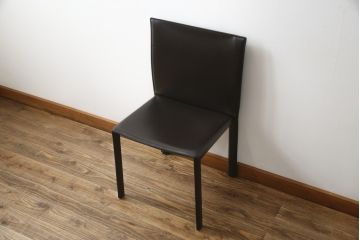 中古　イタリア　Enrico Pellizzoni(エンリコペリッツォーニ)　モダンでスタイリッシュな空間づくりにおすすめのダークカラーの本革チェア(椅子)(R-050329)