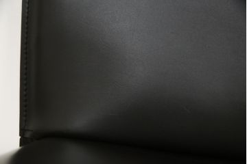 中古　イタリア　Enrico Pellizzoni(エンリコペリッツォーニ)　モダンでスタイリッシュな空間づくりにおすすめのダークカラーの本革チェア(椅子)(R-050329)