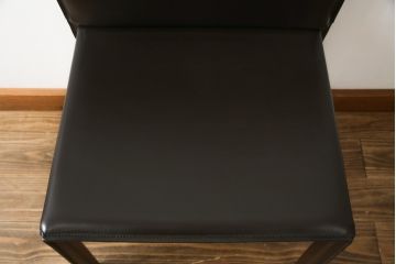 中古　イタリア　Enrico Pellizzoni(エンリコペリッツォーニ)　モダンでスタイリッシュな空間づくりにおすすめのダークカラーの本革チェア(椅子)(R-050329)