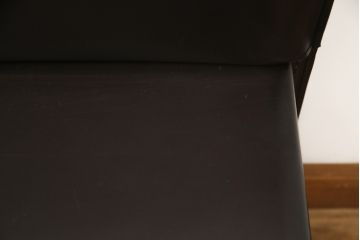 中古　イタリア　Enrico Pellizzoni(エンリコペリッツォーニ)　モダンでスタイリッシュな空間づくりにおすすめのダークカラーの本革チェア(椅子)(R-050329)