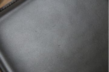 中古　イタリア　Enrico Pellizzoni(エンリコペリッツォーニ)　モダンでスタイリッシュな空間づくりにおすすめのダークカラーの本革チェア(椅子)(R-050329)