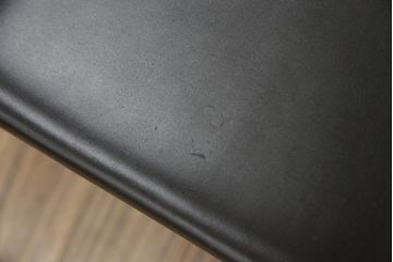 中古　イタリア　Enrico Pellizzoni(エンリコペリッツォーニ)　モダンでスタイリッシュな空間づくりにおすすめのダークカラーの本革チェア(椅子)(R-050329)