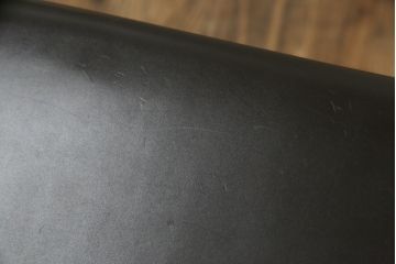 中古　イタリア　Enrico Pellizzoni(エンリコペリッツォーニ)　モダンでスタイリッシュな空間づくりにおすすめのダークカラーの本革チェア(椅子)(R-050329)
