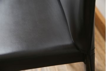 中古　イタリア　Enrico Pellizzoni(エンリコペリッツォーニ)　モダンでスタイリッシュな空間づくりにおすすめのダークカラーの本革チェア(椅子)(R-050329)