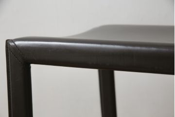 中古　イタリア　Enrico Pellizzoni(エンリコペリッツォーニ)　モダンでスタイリッシュな空間づくりにおすすめのダークカラーの本革チェア(椅子)(R-050329)