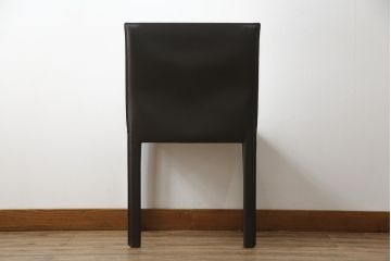 中古　イタリア　Enrico Pellizzoni(エンリコペリッツォーニ)　モダンでスタイリッシュな空間づくりにおすすめのダークカラーの本革チェア(椅子)(R-050329)