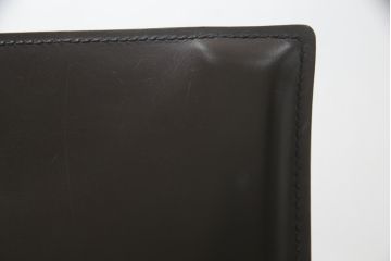 中古　イタリア　Enrico Pellizzoni(エンリコペリッツォーニ)　モダンでスタイリッシュな空間づくりにおすすめのダークカラーの本革チェア(椅子)(R-050329)