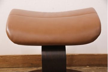 中古　美品　牛本革　ノルウェー　Hjellegjerde(イエリアーダ社)　ノーザンコンフォート　優雅なくつろぎの時間におすすめのリクライニングチェア&オットマン(椅子、アームチェア、フットスツール)(エコーネス、EKORNES、ストレスレスチェア)(定価約31万円)(R-050330)