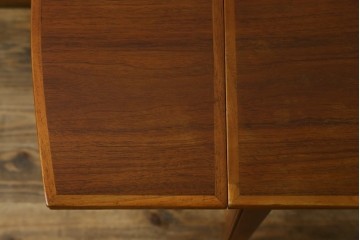 北欧ヴィンテージ　チーク材　珍しいデザインで使い勝手の良いバタフライテーブル　(R-050331)