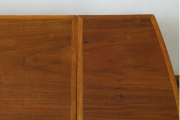 北欧ヴィンテージ　チーク材　珍しいデザインで使い勝手の良いバタフライテーブル　(R-050331)