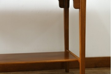 北欧ヴィンテージ　チーク材　珍しいデザインで使い勝手の良いバタフライテーブル　(R-050331)