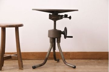 ヴィンテージ家具　インダストリアルスタイルの空間づくりに活躍するサイドテーブル(コーヒーテーブル、ラウンドテーブル、ビンテージ)(R-050342)