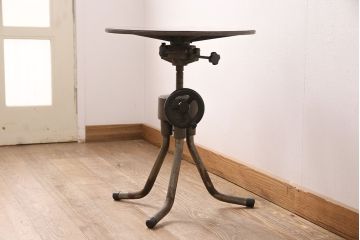 ヴィンテージ家具　インダストリアルスタイルの空間づくりに活躍するサイドテーブル(コーヒーテーブル、ラウンドテーブル、ビンテージ)(R-050342)