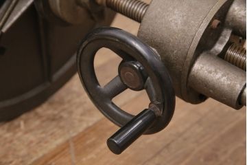 ヴィンテージ家具　インダストリアルスタイルの空間づくりに活躍するサイドテーブル(コーヒーテーブル、ラウンドテーブル、ビンテージ)(R-050342)