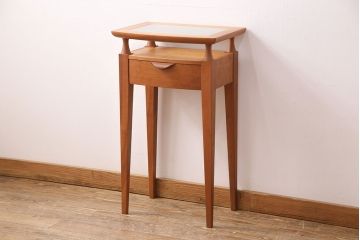 中古　美品　家具蔵(KAGURA・カグラ)　チェリー材　スタイリッシュなデザインが魅力のサイドテーブル(電話台、花台)(R-050343)