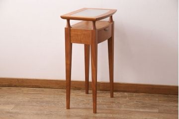 中古　美品　家具蔵(KAGURA・カグラ)　チェリー材　スタイリッシュなデザインが魅力のサイドテーブル(電話台、花台)(R-050343)