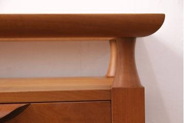 中古　美品　家具蔵(KAGURA・カグラ)　チェリー材　スタイリッシュなデザインが魅力のサイドテーブル(電話台、花台)(R-050343)