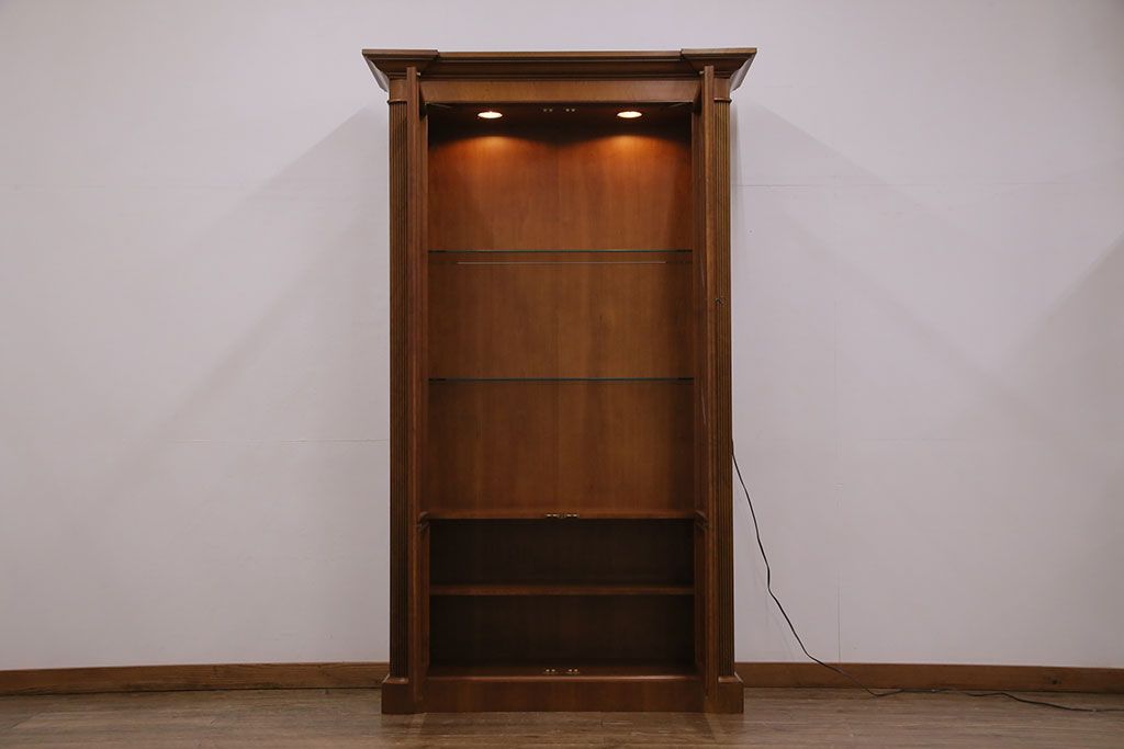 未使用品　IDC大塚家具　Baker(ベーカー社)　幾何学模様の扉がおしゃれなキャビネット(飾り棚、陳列棚、収納棚)(定価約74万円)(R-050350)