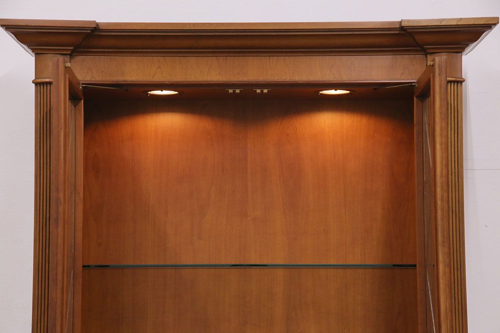 未使用品　IDC大塚家具　Baker(ベーカー社)　幾何学模様の扉がおしゃれなキャビネット(飾り棚、陳列棚、収納棚)(定価約74万円)(R-050350)