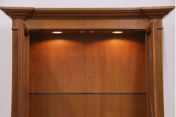 未使用品　IDC大塚家具　Baker(ベーカー社)　幾何学模様の扉がおしゃれなキャビネット(飾り棚、陳列棚、収納棚)(定価約74万円)(R-050350)