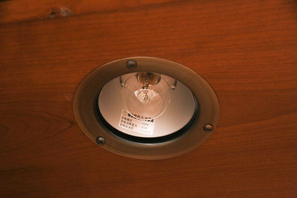 未使用品　IDC大塚家具　Baker(ベーカー社)　幾何学模様の扉がおしゃれなキャビネット(飾り棚、陳列棚、収納棚)(定価約74万円)(R-050350)