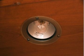 未使用品　IDC大塚家具　Baker(ベーカー社)　幾何学模様の扉がおしゃれなキャビネット(飾り棚、陳列棚、収納棚)(定価約74万円)(R-050350)