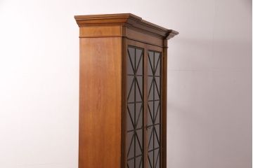 未使用品　IDC大塚家具　Baker(ベーカー社)　幾何学模様の扉がおしゃれなキャビネット(飾り棚、陳列棚、収納棚)(定価約74万円)(R-050350)