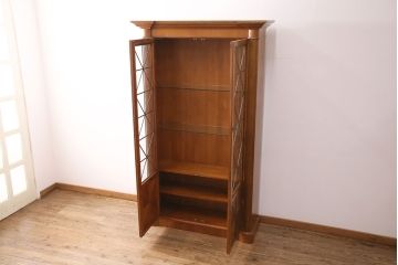 未使用品　IDC大塚家具　Baker(ベーカー社)　幾何学模様の扉がおしゃれなキャビネット(飾り棚、陳列棚、収納棚)(定価約74万円)(R-050350)